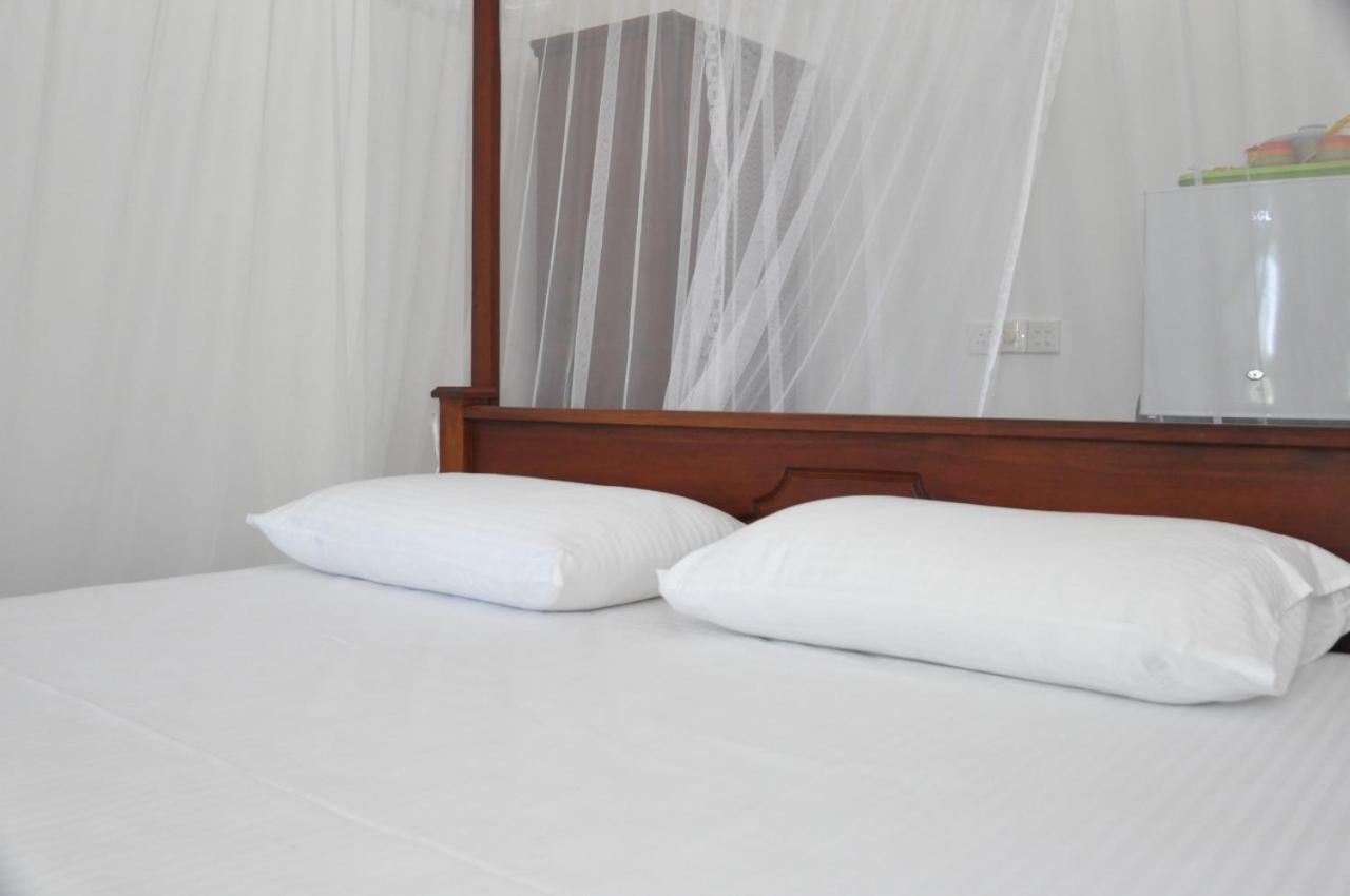 The Ocean Bed and Breakfast Unawatuna Buitenkant foto
